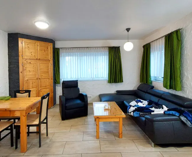 Das Wohnzimmer im Grasdachhaus Luchsbüsch- Hund auf Reisen